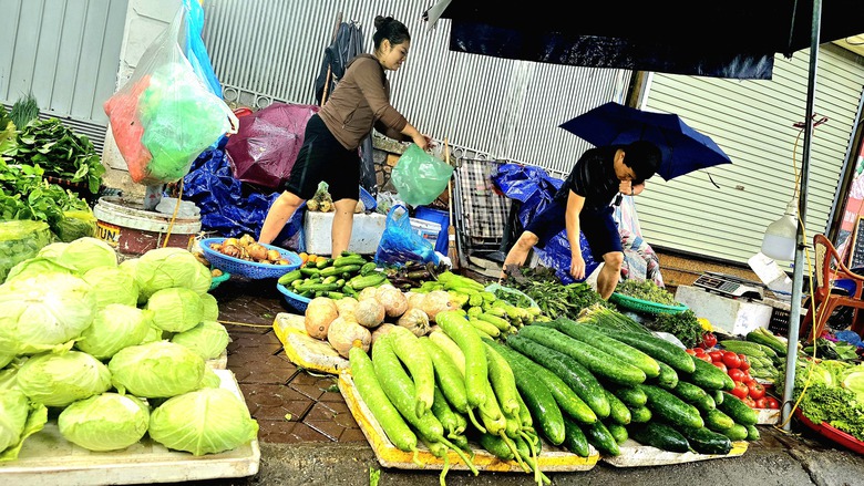 Siết chặt kiểm tra, xử lý găm hàng, thổi giá trong mưa bão- Ảnh 1. Siết chặt kiểm tra, xử lý găm hàng, thổi giá trong mưa bão- Ảnh 1.