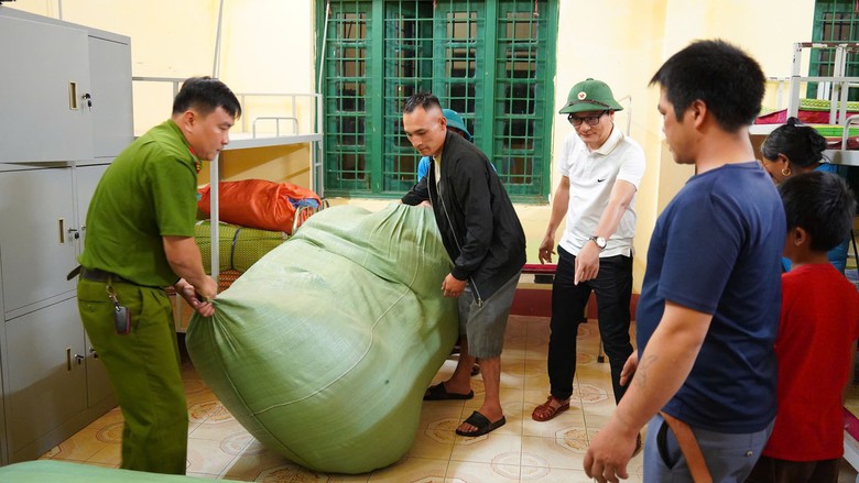 Diễn biến b&atilde;o số 3: Nước ngập đến cổ, người d&acirc;n Nghệ An chạy lũ trong đ&ecirc;m- Ảnh 12.