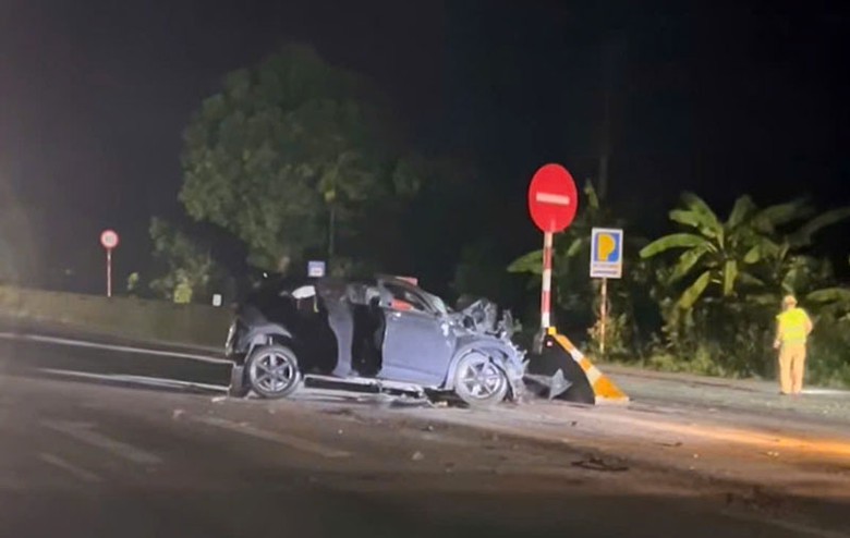 Chiếc &ocirc; t&ocirc; 5 chỗ của anh B bị hư hỏng nặng sau vụ tai nạn li&ecirc;n ho&agrave;n.