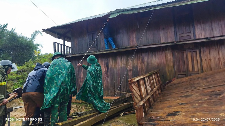Gi&oacute; giật mạnh l&agrave;m hỏng h&agrave;ng chục ng&ocirc;i nh&agrave; ở Đ&agrave; Nẵng- Ảnh 2.
