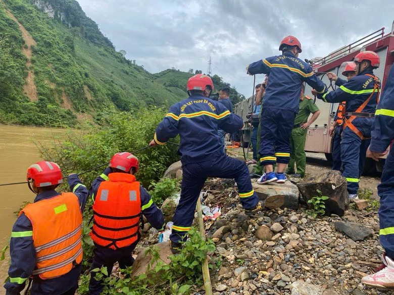 Cận cảnh cầu treo bị đứt c&aacute;p khiến &ocirc; t&ocirc; chở 3 người rơi xuống s&ocirc;ng ở Điện Bi&ecirc;n- Ảnh 3.