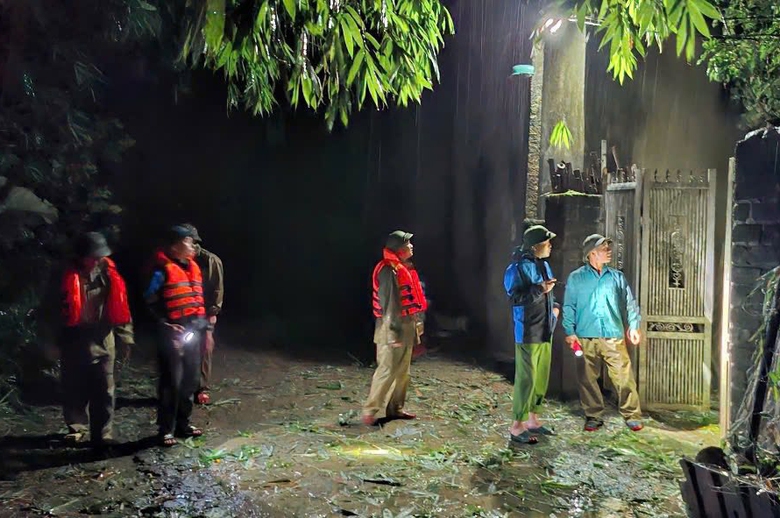 Diễn biến b&atilde;o số 3: Nước ngập đến cổ, người d&acirc;n Nghệ An chạy lũ trong đ&ecirc;m- Ảnh 6.