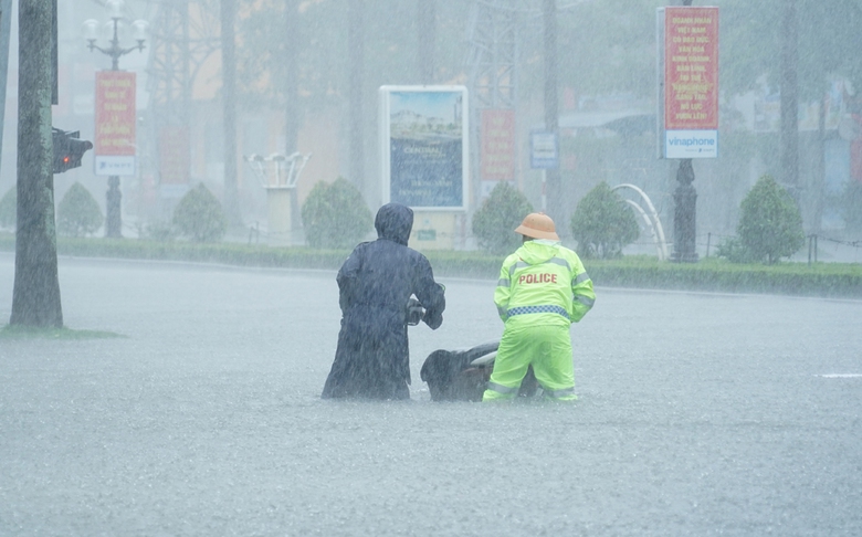 Diễn biến b&atilde;o số 3: Nước ngập đến cổ, người d&acirc;n Nghệ An chạy lũ trong đ&ecirc;m- Ảnh 17.