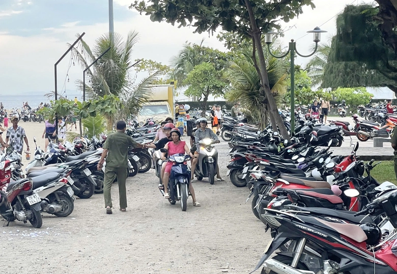 Kh&aacute;nh H&ograve;a: Người d&acirc;n bức x&uacute;c b&atilde;i giữ xe lấy danh nghĩa phường, tr&aacute;i quy định- Ảnh 1.