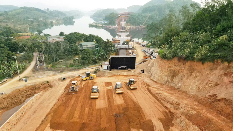 Hơi ấm giữ ch&acirc;n người thợ tr&ecirc;n c&ocirc;ng trường lớn- Ảnh 1.