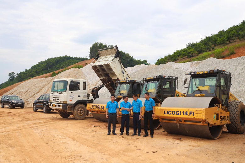 Hơi ấm giữ ch&acirc;n người thợ tr&ecirc;n c&ocirc;ng trường lớn- Ảnh 2.