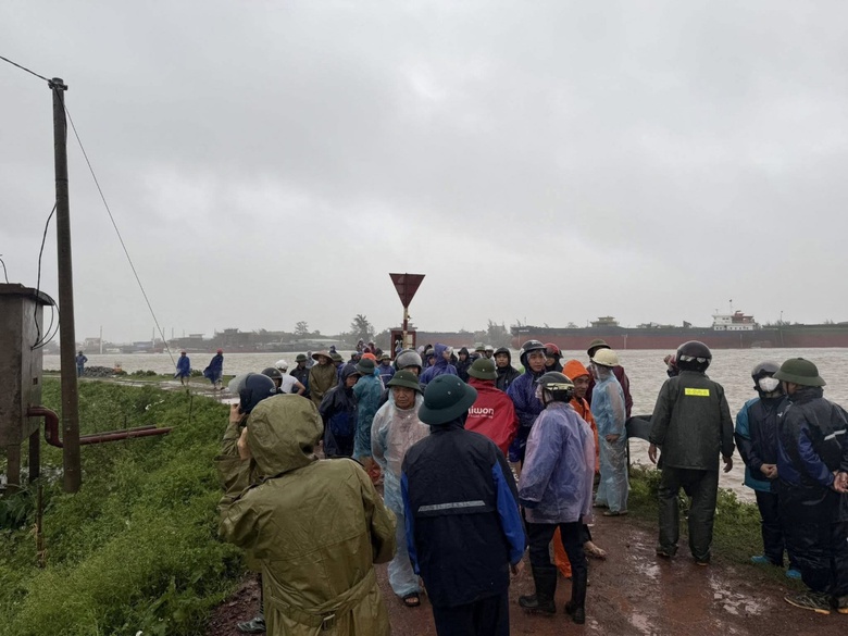 Diễn biến b&atilde;o số 3: Nước ngập đến cổ, người d&acirc;n Nghệ An chạy lũ trong đ&ecirc;m- Ảnh 15.