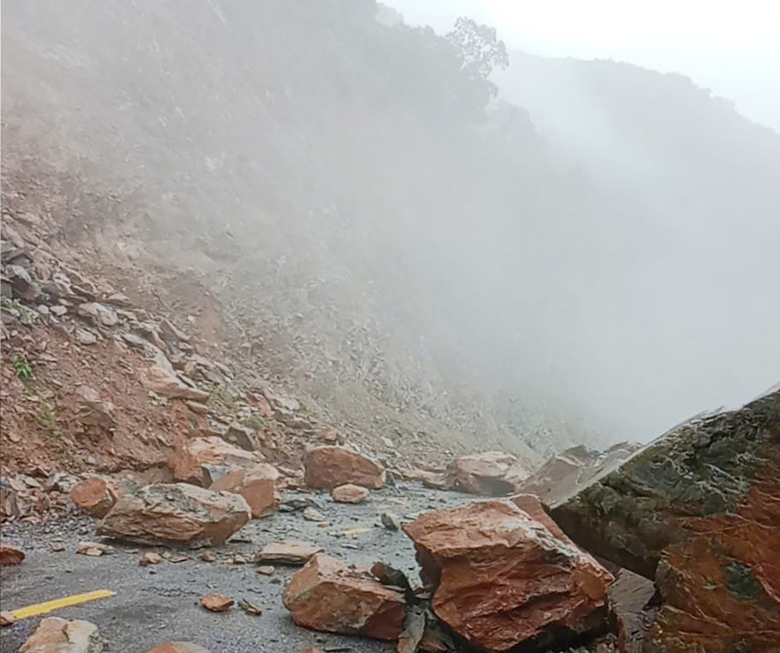 Diễn biến b&atilde;o số 3: Nước ngập đến cổ, người d&acirc;n Nghệ An chạy lũ trong đ&ecirc;m- Ảnh 22.