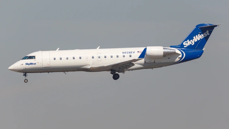 FAA điều tra vụ suýt va chạm giữa máy bay thương mại và máy bay ném bom B-52- Ảnh 1. FAA điều tra vụ suýt va chạm giữa máy bay thương mại và máy bay ném bom B-52- Ảnh 1.