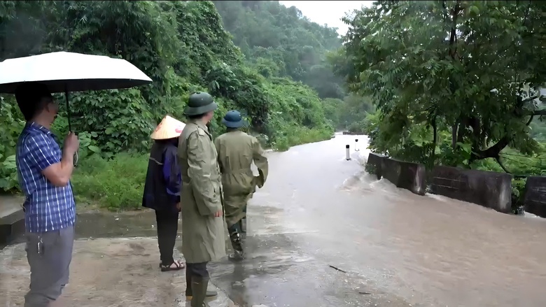 Lũ lớn ập về nhiều x&atilde; v&ugrave;ng bi&ecirc;n ở Nghệ An: Giao th&ocirc;ng chia cắt, nh&agrave; ngập đến m&aacute;i- Ảnh 5.