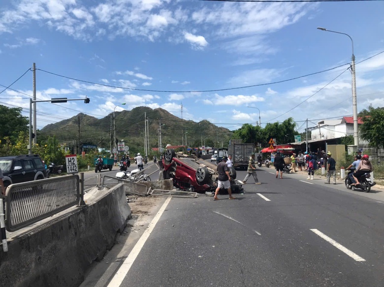 Ba người mắc kẹt trong &ocirc; t&ocirc; lật ngửa sau khi bị nổ lốp, va chạm li&ecirc;n ho&agrave;n- Ảnh 1.