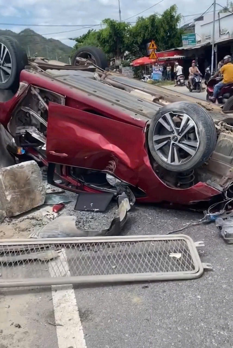 Ba người mắc kẹt trong &ocirc; t&ocirc; lật ngửa sau khi bị nổ lốp, va chạm li&ecirc;n ho&agrave;n- Ảnh 2.