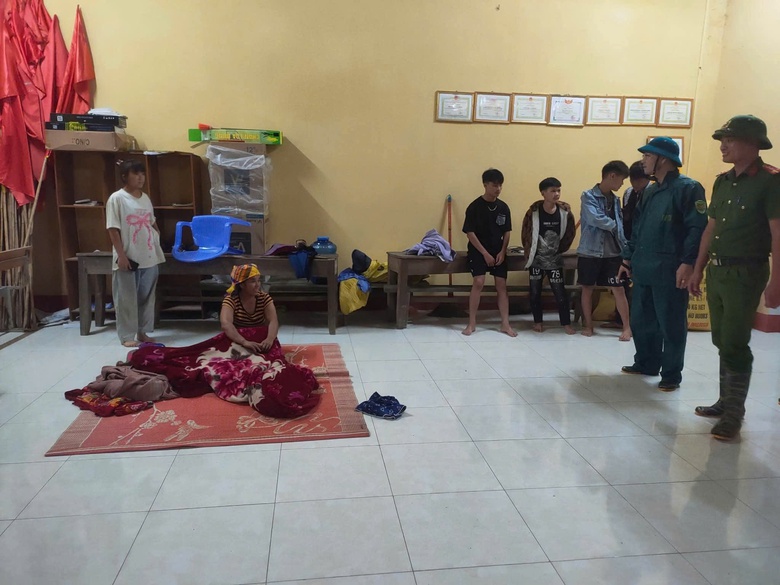 Diễn biến b&atilde;o số 3: Nước ngập đến cổ, người d&acirc;n Nghệ An chạy lũ trong đ&ecirc;m- Ảnh 8.