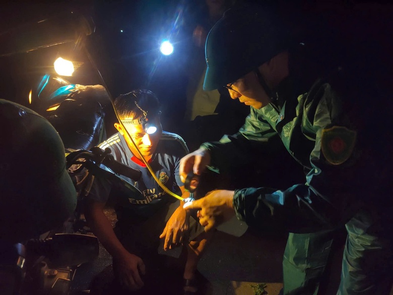 Diễn biến b&atilde;o số 3: Nước ngập đến cổ, người d&acirc;n Nghệ An chạy lũ trong đ&ecirc;m- Ảnh 10.