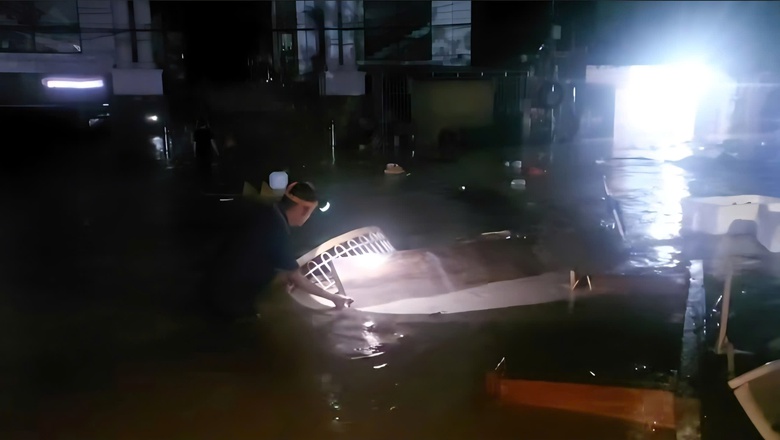 Diễn biến b&atilde;o số 3: Nước ngập đến cổ, người d&acirc;n Nghệ An chạy lũ trong đ&ecirc;m- Ảnh 2.