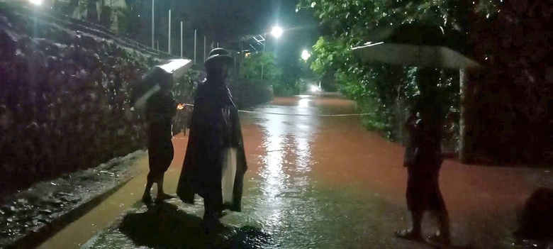 Diễn biến b&atilde;o số 3: Nước ngập đến cổ, người d&acirc;n Nghệ An chạy lũ trong đ&ecirc;m- Ảnh 3.