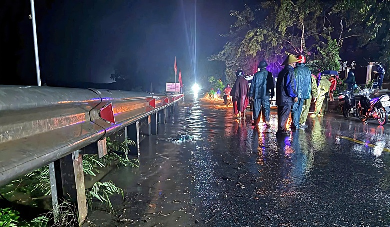 Diễn biến b&atilde;o số 3: Nước ngập đến cổ, người d&acirc;n Nghệ An chạy lũ trong đ&ecirc;m- Ảnh 4.