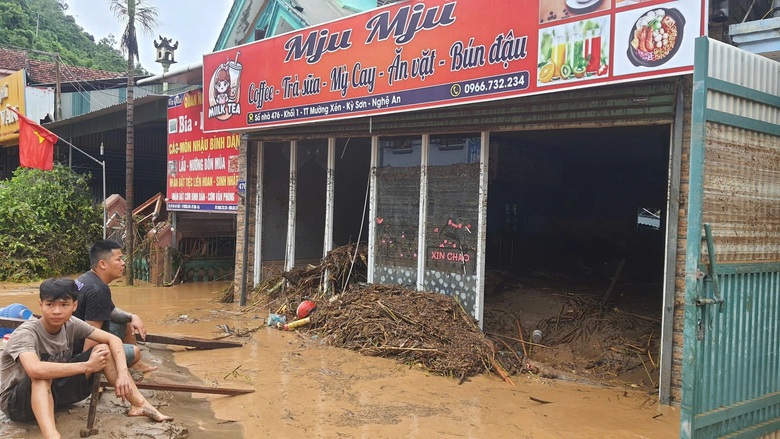 Các xã miền Tây Nghệ An tan hoang sau lũ, hàng trăm ngôi nhà chìm trong biển nước- Ảnh 6. Các xã miền Tây Nghệ An tan hoang sau lũ, hàng trăm ngôi nhà chìm trong biển nước- Ảnh 6.