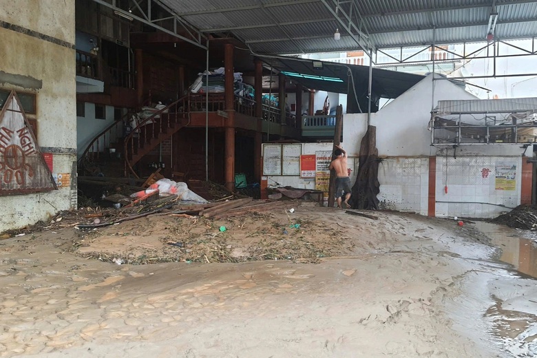 Các xã miền Tây Nghệ An tan hoang sau lũ, hàng trăm ngôi nhà chìm trong biển nước- Ảnh 7. Các xã miền Tây Nghệ An tan hoang sau lũ, hàng trăm ngôi nhà chìm trong biển nước- Ảnh 7.