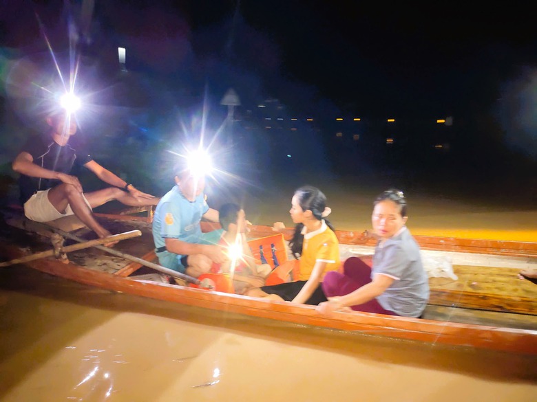 Nghệ An: Lũ tràn xuống hạ du, người dân lại trắng đêm chạy lũ- Ảnh 7. Nghệ An: Lũ tràn xuống hạ du, người dân lại trắng đêm chạy lũ- Ảnh 7.