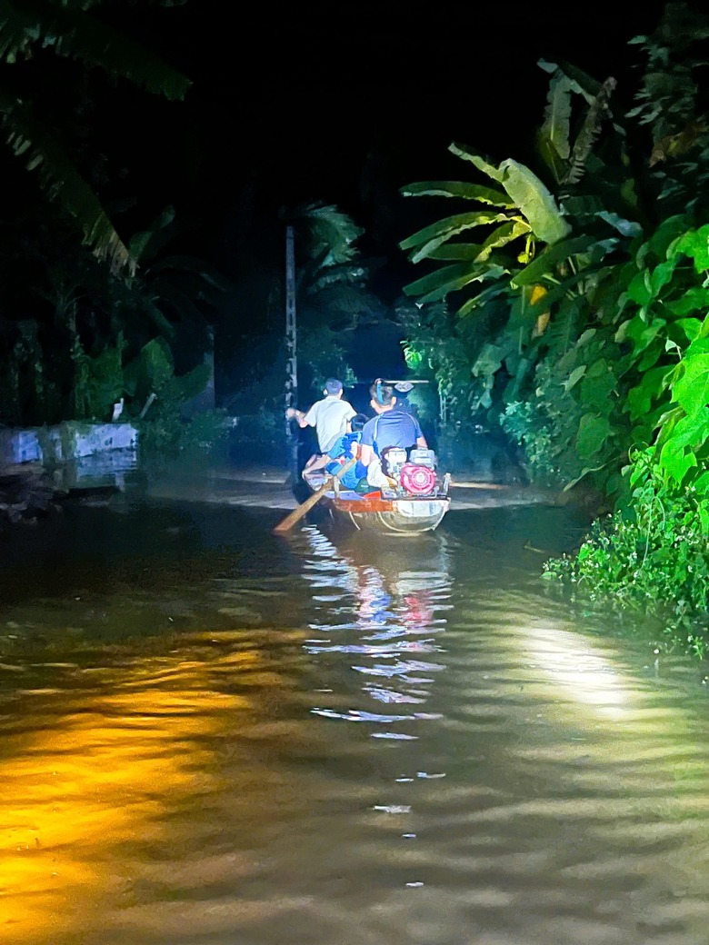 Nghệ An: Lũ tràn xuống hạ du, người dân lại trắng đêm chạy lũ- Ảnh 8. Nghệ An: Lũ tràn xuống hạ du, người dân lại trắng đêm chạy lũ- Ảnh 8.