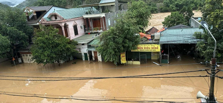 Lốc xoáy làm tốc mái hàng chục ngôi nhà, trường học, sơ tán 140 bệnh nhân đến nơi an toàn- Ảnh 2. Lốc xoáy làm tốc mái hàng chục ngôi nhà, trường học, sơ tán 140 bệnh nhân đến nơi an toàn- Ảnh 2.