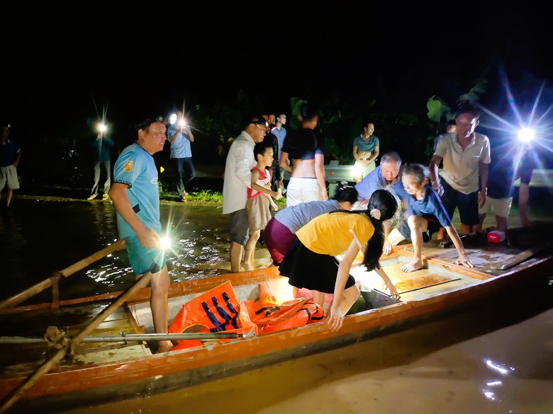 Nghệ An: Lũ tràn xuống hạ du, người dân lại trắng đêm chạy lũ- Ảnh 6. Nghệ An: Lũ tràn xuống hạ du, người dân lại trắng đêm chạy lũ- Ảnh 6.