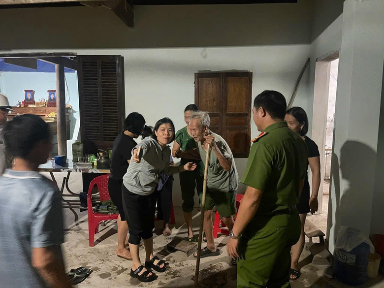 Nghệ An: Lũ tràn xuống hạ du, người dân lại trắng đêm chạy lũ- Ảnh 3. Nghệ An: Lũ tràn xuống hạ du, người dân lại trắng đêm chạy lũ- Ảnh 3.