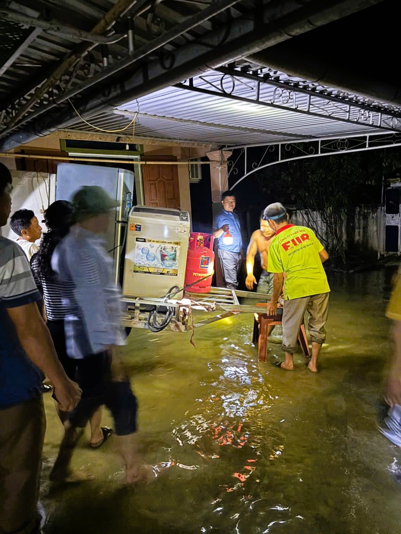 Nghệ An: Lũ tràn xuống hạ du, người dân lại trắng đêm chạy lũ- Ảnh 4. Nghệ An: Lũ tràn xuống hạ du, người dân lại trắng đêm chạy lũ- Ảnh 4.