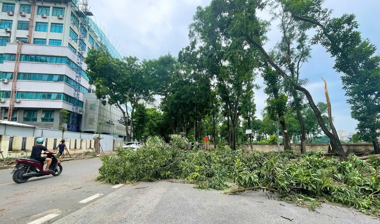 Hà Nội khẩn trương khắc phục sự cố do bão số 3, cảnh báo nguy cơ sạt lở đê điều- Ảnh 1. Hà Nội khẩn trương khắc phục sự cố do bão số 3, cảnh báo nguy cơ sạt lở đê điều- Ảnh 1.