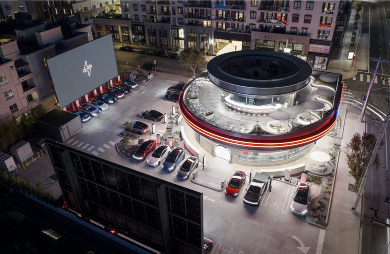 Người h&acirc;m mộ tỷ ph&uacute; Elon Musk đổ x&ocirc; kh&aacute;m ph&aacute; nh&agrave; h&agrave;ng Tesla mới- Ảnh 1.