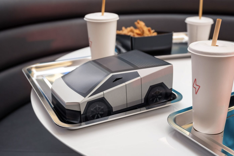 Người h&acirc;m mộ tỷ ph&uacute; Elon Musk đổ x&ocirc; kh&aacute;m ph&aacute; nh&agrave; h&agrave;ng Tesla mới- Ảnh 2.