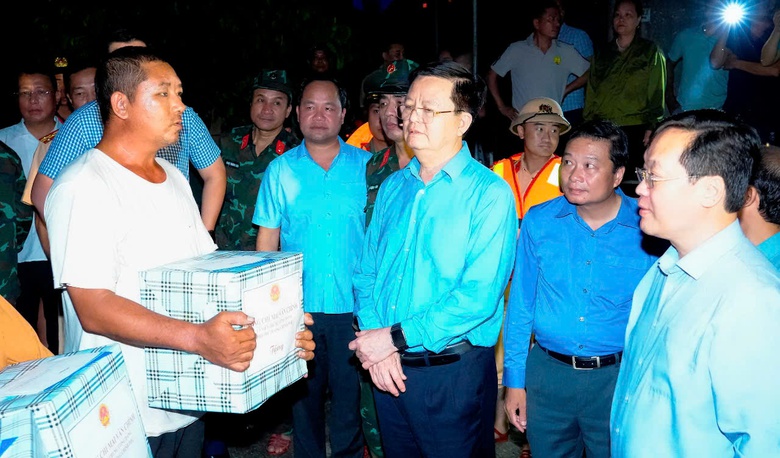 Phó Thủ tướng Mai Văn Chính kiểm tra, chỉ đạo khắc phục hậu quả lũ lụt tại Nghệ An- Ảnh 2. Phó Thủ tướng Mai Văn Chính kiểm tra, chỉ đạo khắc phục hậu quả lũ lụt tại Nghệ An- Ảnh 2.