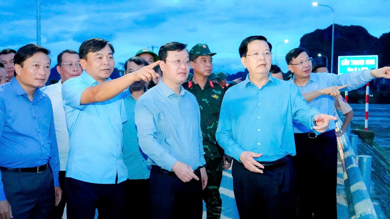 Phó Thủ tướng Mai Văn Chính kiểm tra, chỉ đạo khắc phục hậu quả lũ lụt tại Nghệ An- Ảnh 1. Phó Thủ tướng Mai Văn Chính kiểm tra, chỉ đạo khắc phục hậu quả lũ lụt tại Nghệ An- Ảnh 1.