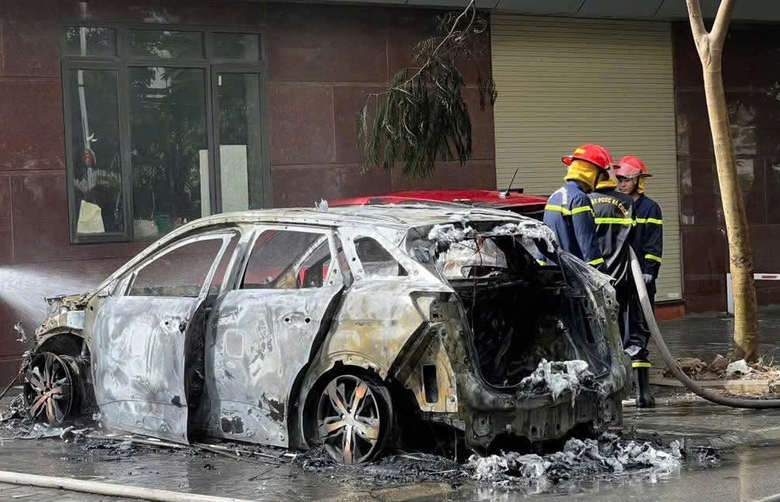 Bắc Ninh: &Ocirc; t&ocirc; bốc ch&aacute;y sau khi khởi động, hai vợ chồng kịp thời tho&aacute;t th&acirc;n- Ảnh 2.