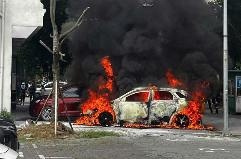 Bắc Ninh: &Ocirc; t&ocirc; bốc ch&aacute;y sau khi khởi động, hai vợ chồng kịp thời tho&aacute;t th&acirc;n- Ảnh 1.