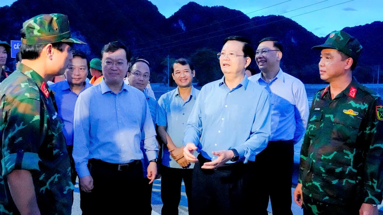 Phó Thủ tướng Mai Văn Chính kiểm tra, chỉ đạo khắc phục hậu quả lũ lụt tại Nghệ An- Ảnh 3. Phó Thủ tướng Mai Văn Chính kiểm tra, chỉ đạo khắc phục hậu quả lũ lụt tại Nghệ An- Ảnh 3.