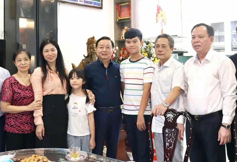 Ph&oacute; Thủ tướng Trần Hồng H&agrave; thăm, tặng qu&agrave; người c&oacute; c&ocirc;ng tỉnh Đồng Nai dịp 27/7- Ảnh 3.