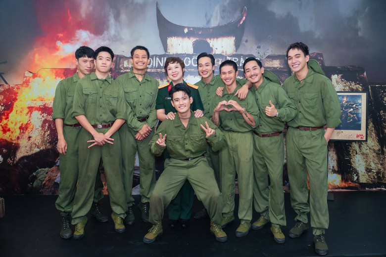 Cựu chiến binh Th&agrave;nh cổ Quảng Trị kh&oacute;c nghẹn sau khi xem "Mưa đỏ"- Ảnh 1.