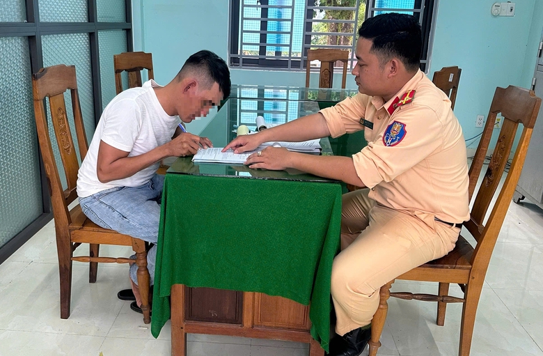 Xử phạt t&agrave;i xế xe tải để rơi v&atilde;i đ&aacute; dăm tr&ecirc;n quốc lộ 24C qua Quảng Ng&atilde;i- Ảnh 1.