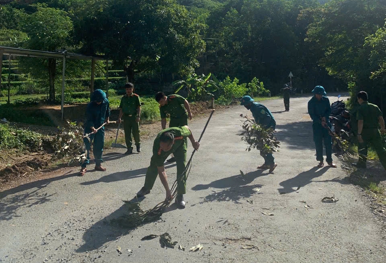 Xử phạt t&agrave;i xế xe tải để rơi v&atilde;i đ&aacute; dăm tr&ecirc;n quốc lộ 24C qua Quảng Ng&atilde;i- Ảnh 2.