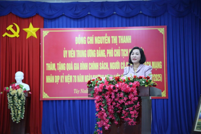 Ph&oacute; Chủ tịch Quốc hội Nguyễn Thị Thanh thăm v&agrave; tặng qu&agrave; gia đ&igrave;nh ch&iacute;nh s&aacute;ch ở T&acirc;y Ninh- Ảnh 1.