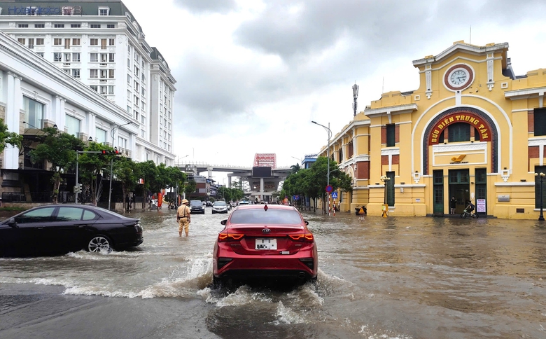 Lốc xoáy làm tốc mái hàng chục ngôi nhà, trường học, sơ tán 140 bệnh nhân đến nơi an toàn- Ảnh 9. Lốc xoáy làm tốc mái hàng chục ngôi nhà, trường học, sơ tán 140 bệnh nhân đến nơi an toàn- Ảnh 9.