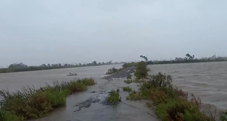 Lốc xo&aacute;y l&agrave;m tốc m&aacute;i h&agrave;ng chục ng&ocirc;i nh&agrave;, trường học, sơ t&aacute;n 140 bệnh nh&acirc;n đến nơi an to&agrave;n- Ảnh 14.