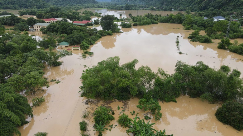 Các xã miền Tây Nghệ An tan hoang sau lũ, hàng trăm ngôi nhà chìm trong biển nước- Ảnh 20. Các xã miền Tây Nghệ An tan hoang sau lũ, hàng trăm ngôi nhà chìm trong biển nước- Ảnh 20.