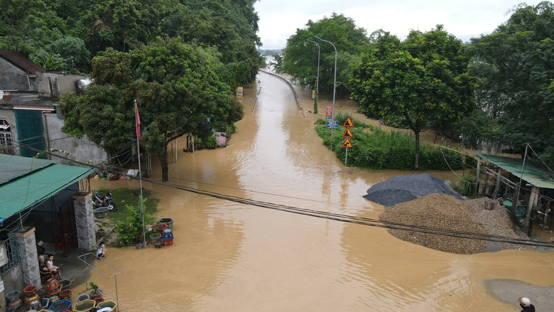 Các xã miền Tây Nghệ An tan hoang sau lũ, hàng trăm ngôi nhà chìm trong biển nước- Ảnh 17. Các xã miền Tây Nghệ An tan hoang sau lũ, hàng trăm ngôi nhà chìm trong biển nước- Ảnh 17.