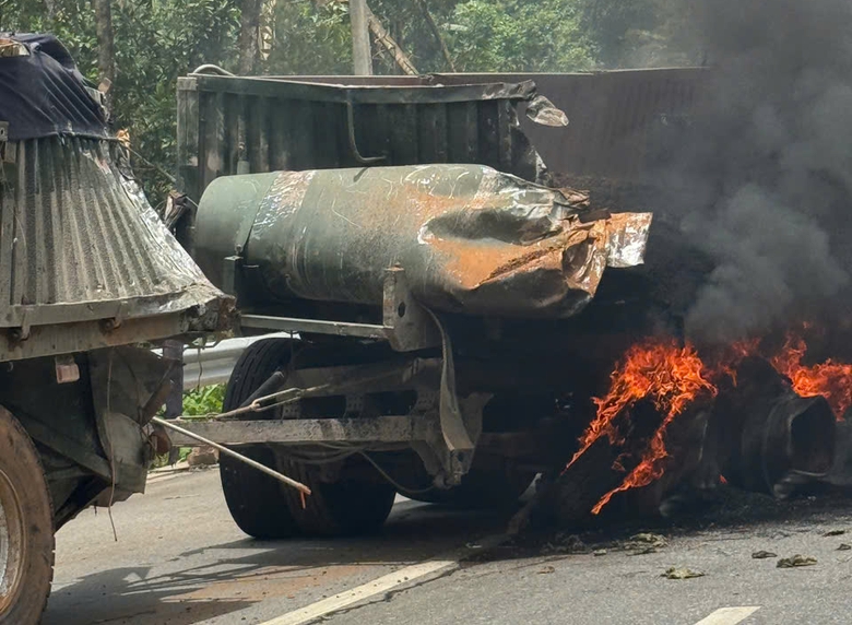 Hai xe đầu k&eacute;o đấu đầu rồi bốc ch&aacute;y tr&ecirc;n quốc lộ, một người trọng thương- Ảnh 2.