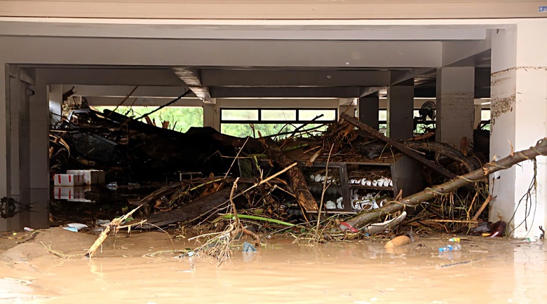 Các xã miền Tây Nghệ An tan hoang sau lũ, hàng trăm ngôi nhà chìm trong biển nước- Ảnh 3. Các xã miền Tây Nghệ An tan hoang sau lũ, hàng trăm ngôi nhà chìm trong biển nước- Ảnh 3.