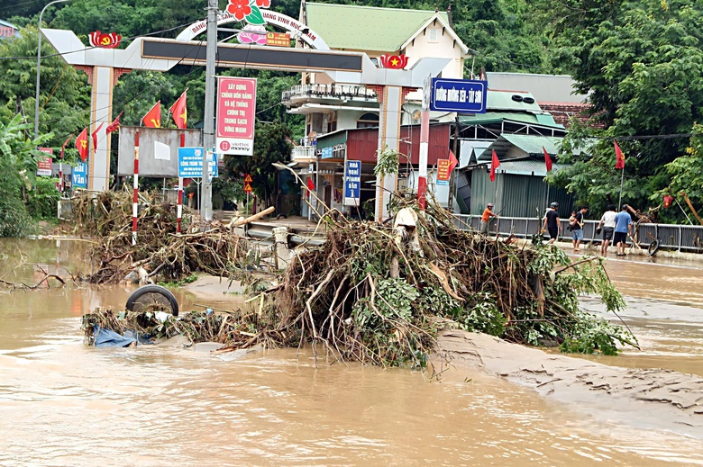 Các xã miền Tây Nghệ An tan hoang sau lũ, hàng trăm ngôi nhà chìm trong biển nước- Ảnh 2. Các xã miền Tây Nghệ An tan hoang sau lũ, hàng trăm ngôi nhà chìm trong biển nước- Ảnh 2.