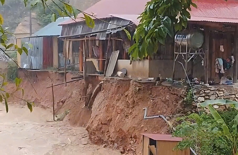 Các xã miền Tây Nghệ An tan hoang sau lũ, hàng trăm ngôi nhà chìm trong biển nước- Ảnh 9. Các xã miền Tây Nghệ An tan hoang sau lũ, hàng trăm ngôi nhà chìm trong biển nước- Ảnh 9.